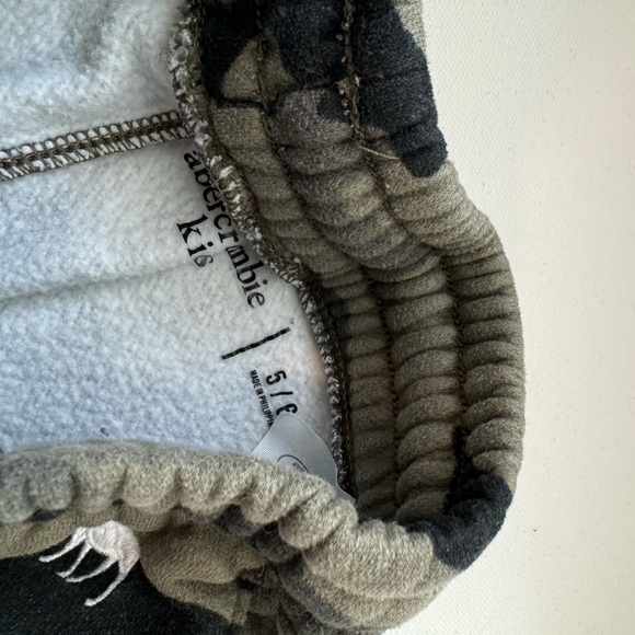 Excellent condition little boys size 5/6 Chaser tee and Abercrombie joggers $75 - Picture 5 of 7